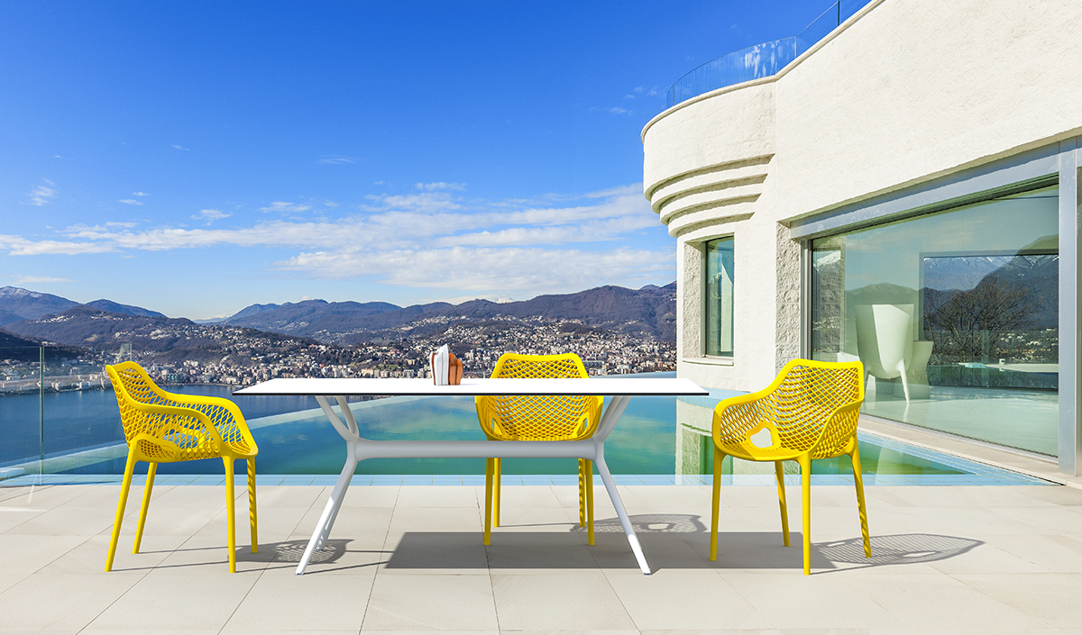 table extérieure design en plastique avec chaises jaunes