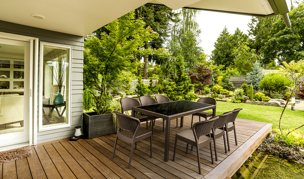 La table de jardin en verre : l'élégance !