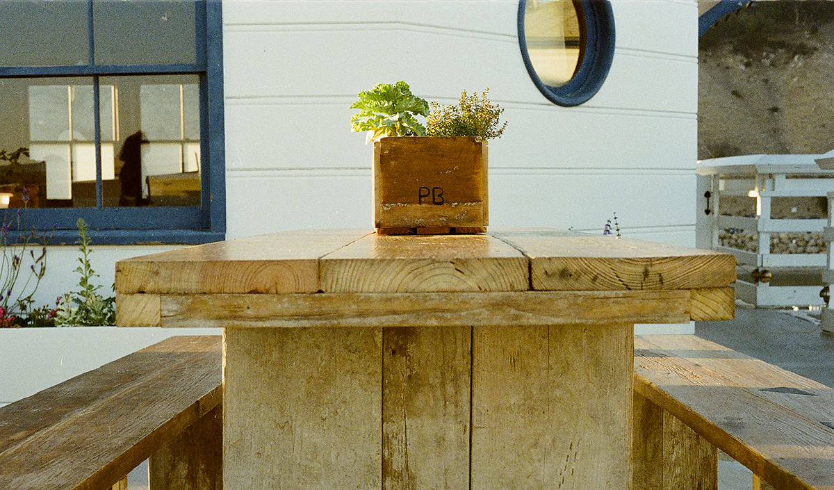 Table en bois clair avec bancs pour une déco campagne