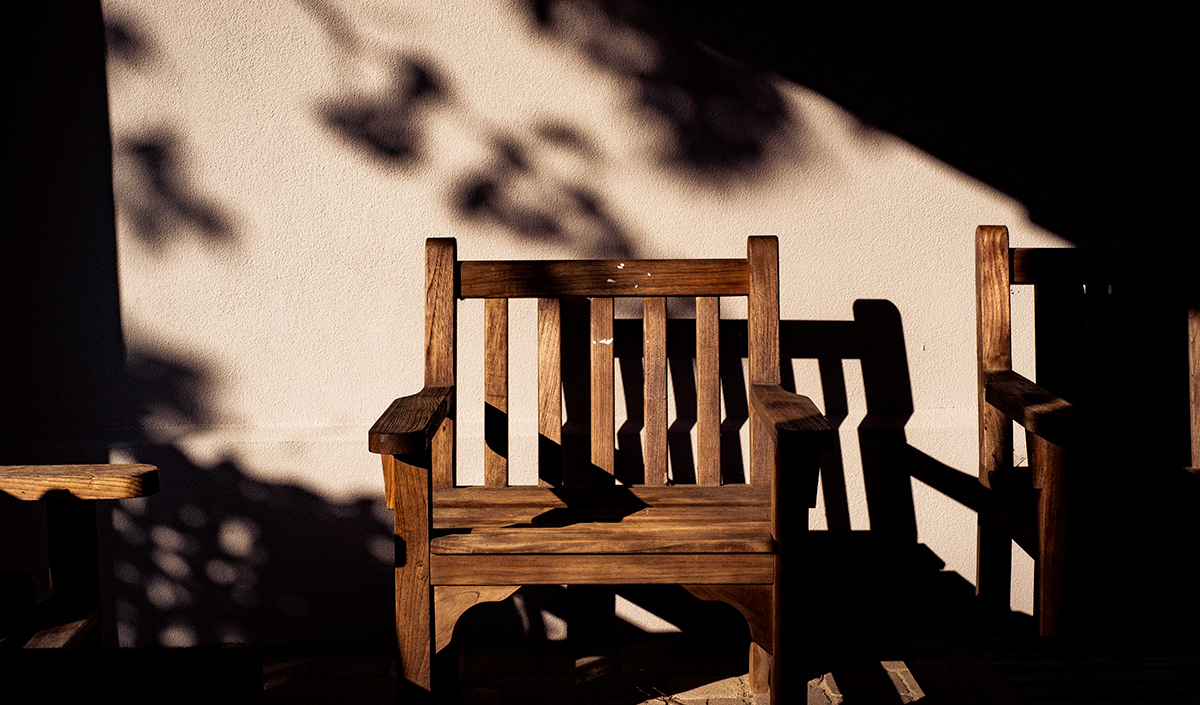 Le fauteuil en bois : l'indémodable de la déco extérieure