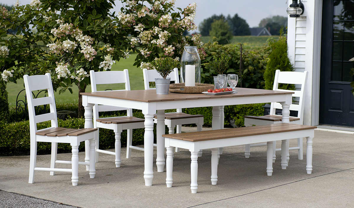 Table blanche en bois pour une déco extérieure contemporaine