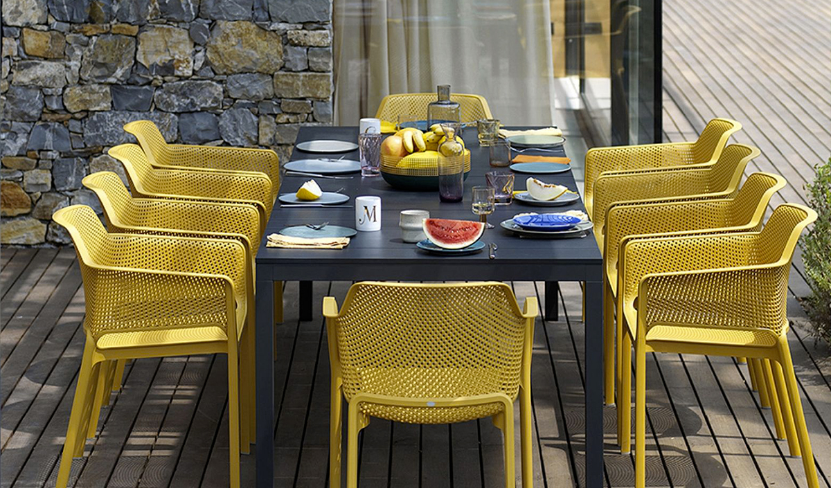 Fauteuils de jardin de couleur jaune et table extérieure noire