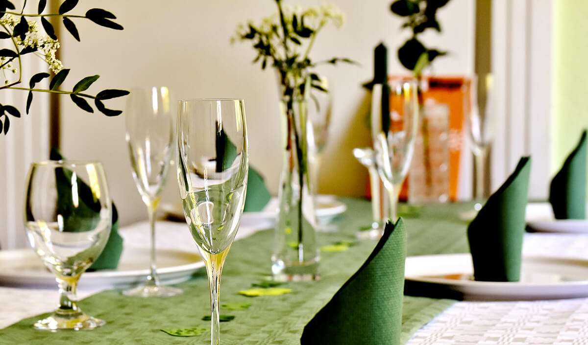 Table de fêtes verte avec pliage de serviettes