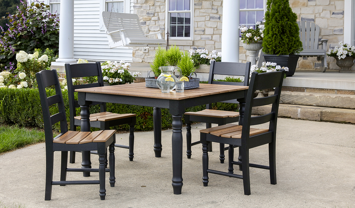 Table de jardin en bois noire pour une déco contemporaine