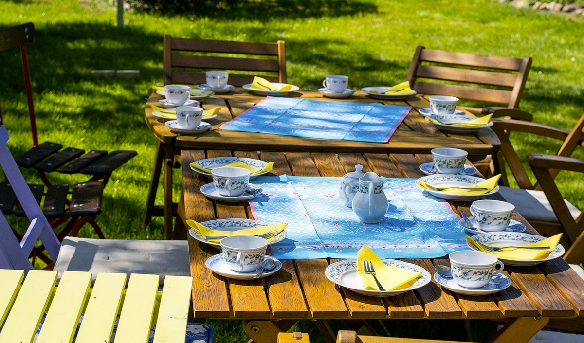 Table extérieure en bois de camaru pour un jardin chaleureux