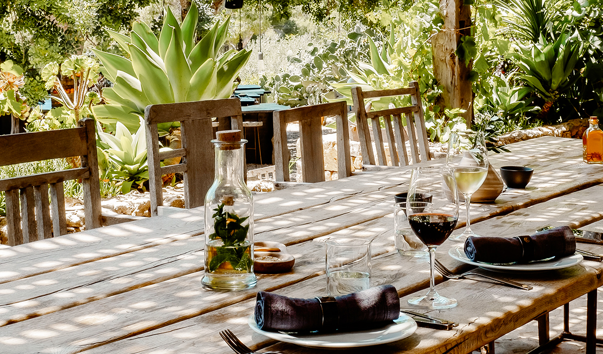 Table de jardin en bois clair naturel