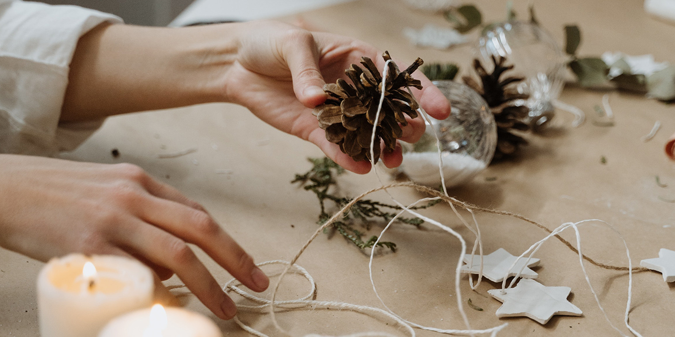 Comment peindre des bougies décoratives pour Noël ?