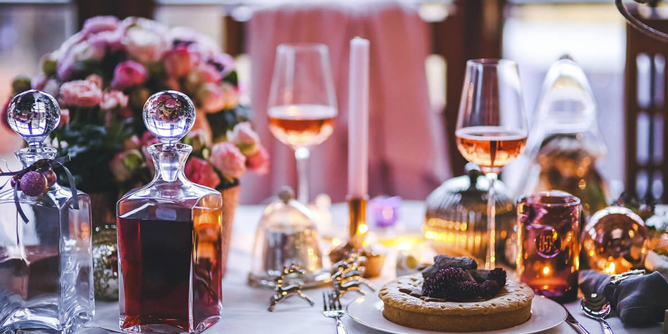 Chemin de table rose poudrée avec carreaux de ciment doré rose