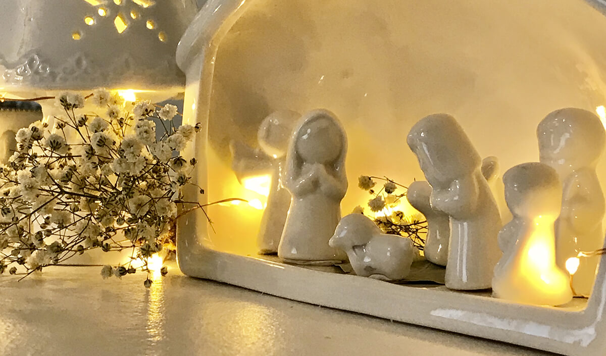 Crèche de Noël en porcelaine : déco minimaliste et design 