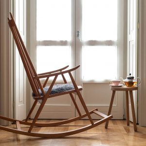 le fauteuil à bascule : indispensable pour un style cosy