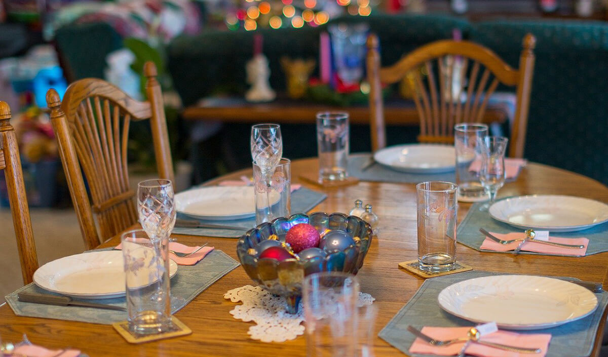 déco de Noël familiale avec une grande table en bois 