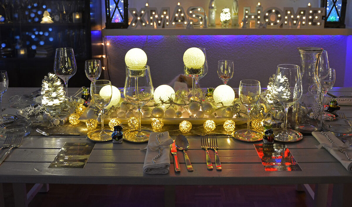 Table de fêtes illuminée avec guirlandes lumineuses