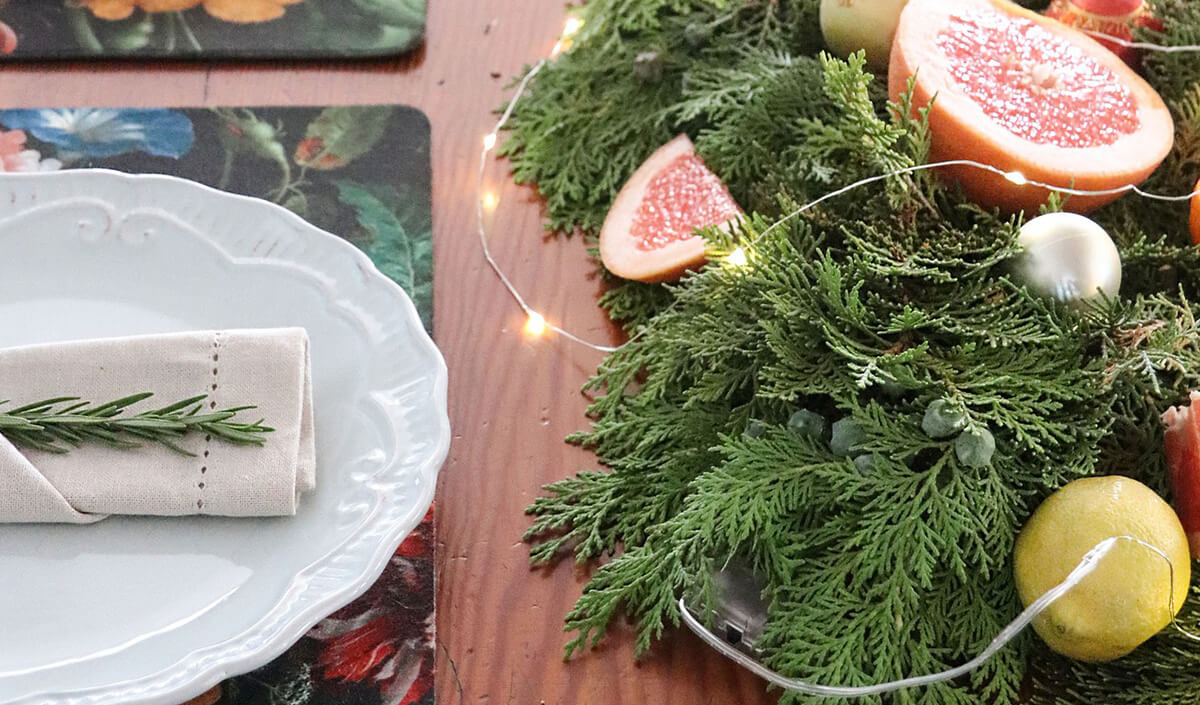 Décoration table de Noël : naturelle avec branches de sapin