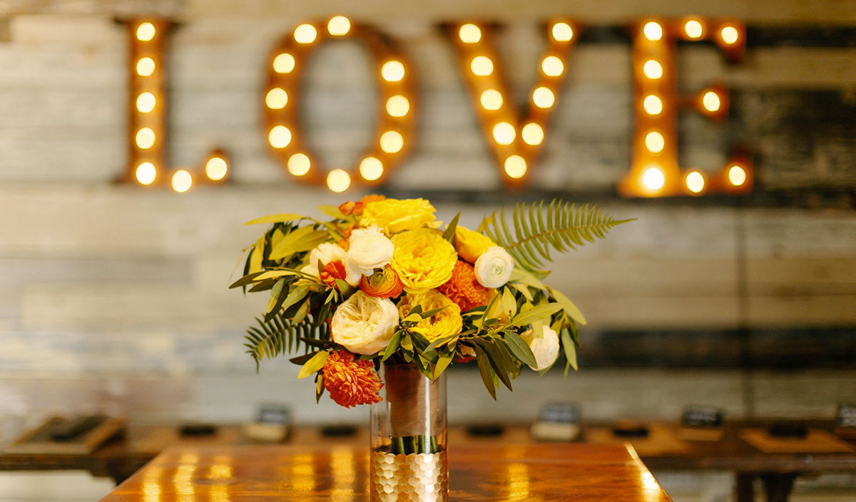 Décoration de table de Saint-Valentin avec un bouquet de fleurs