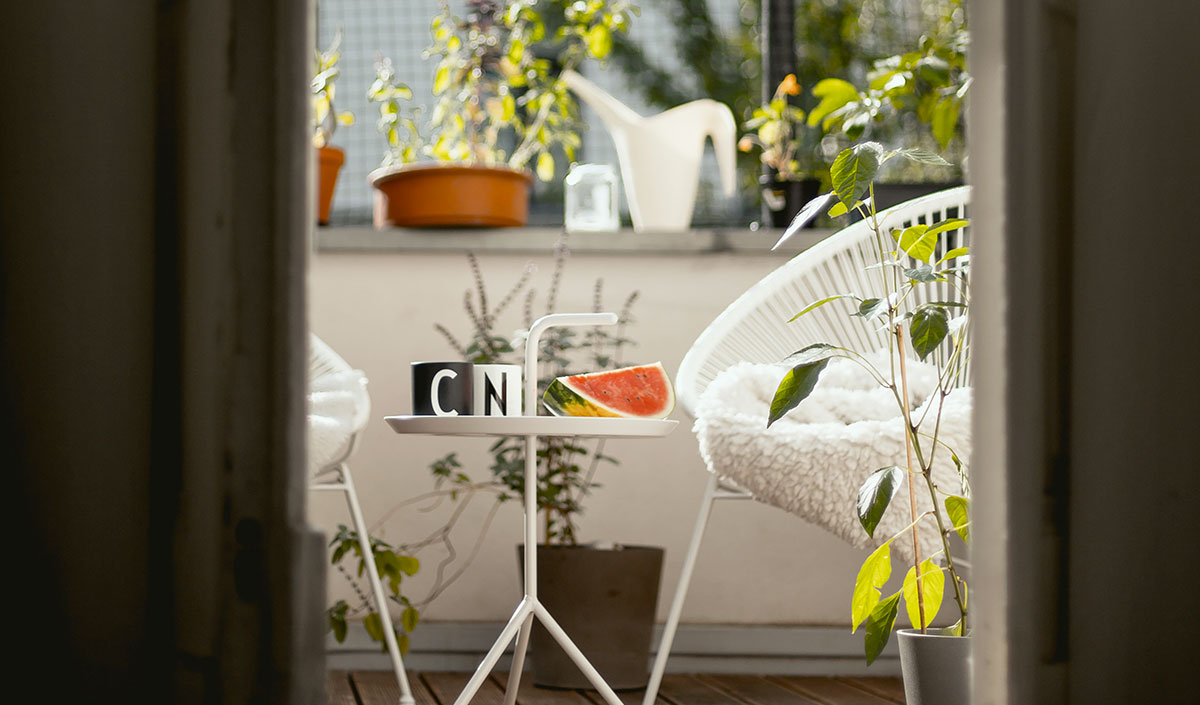 Décoration petit balcon moderne avec mobilier blanc