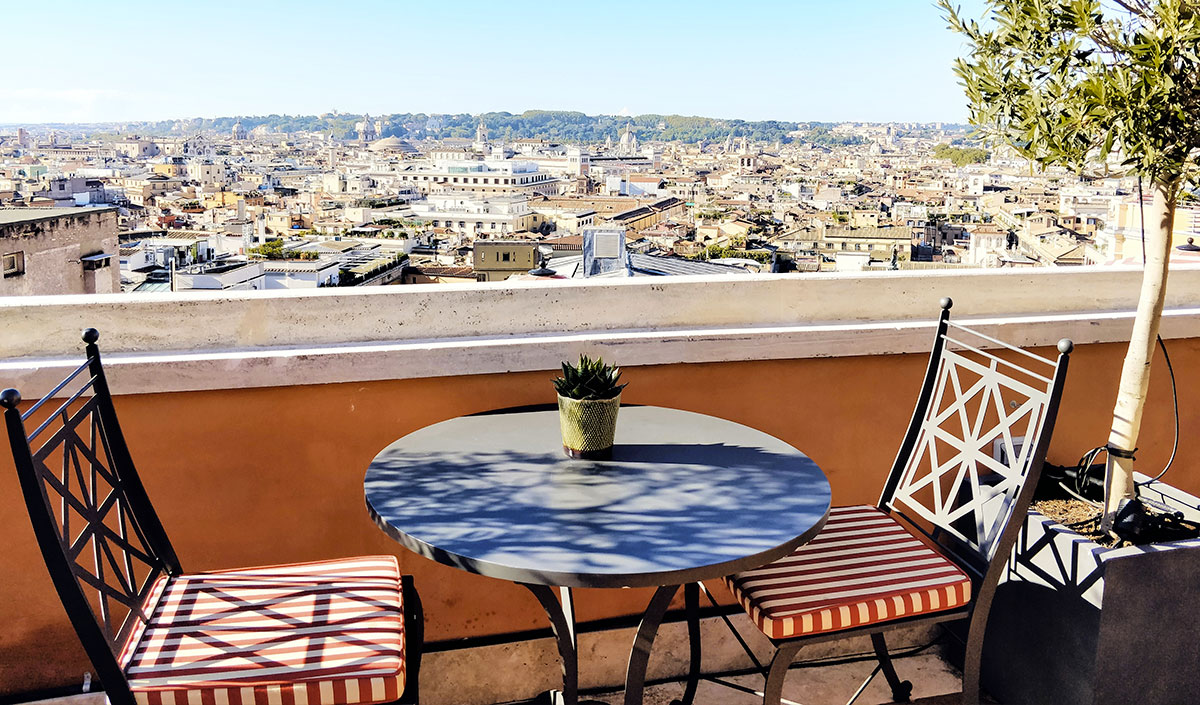 Balcon coloré avec meubles en métal