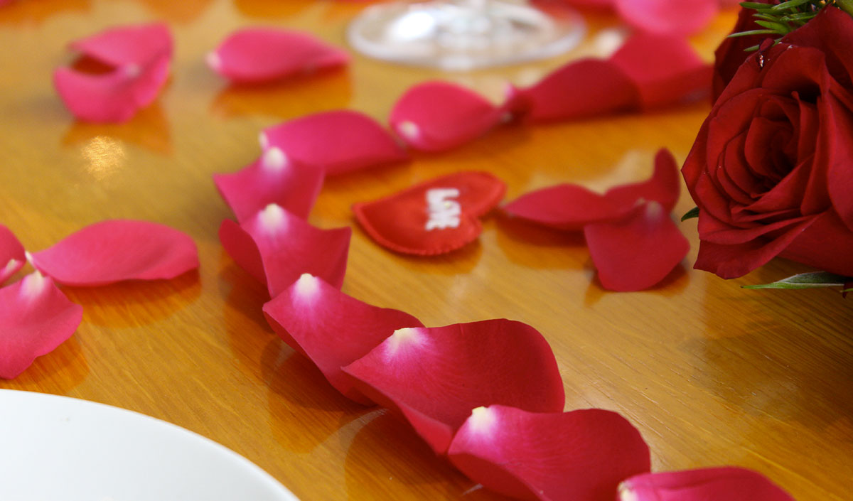 Pétales de roses sur une table romantique pour la Saint-Valentin
