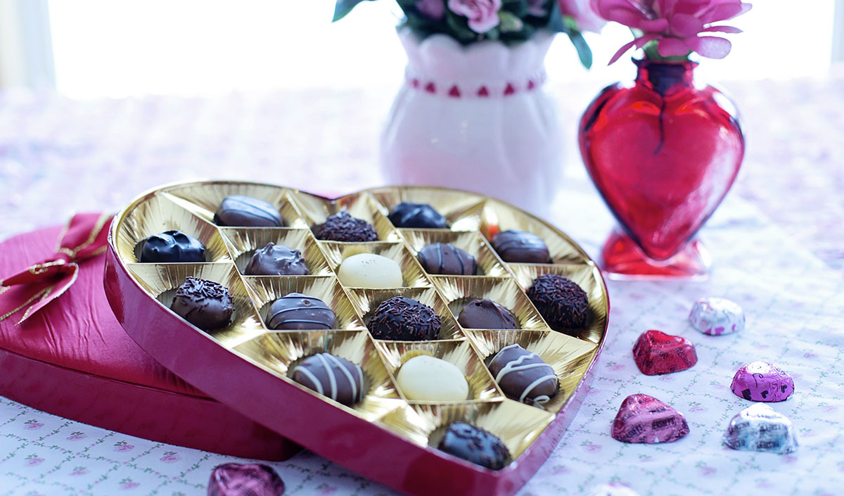 Des chocolats disposés sur une table pour la Saint-Valentin