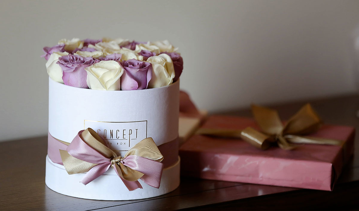 Bouquet de fleurs sur une table pour une belle Saint-Valentin