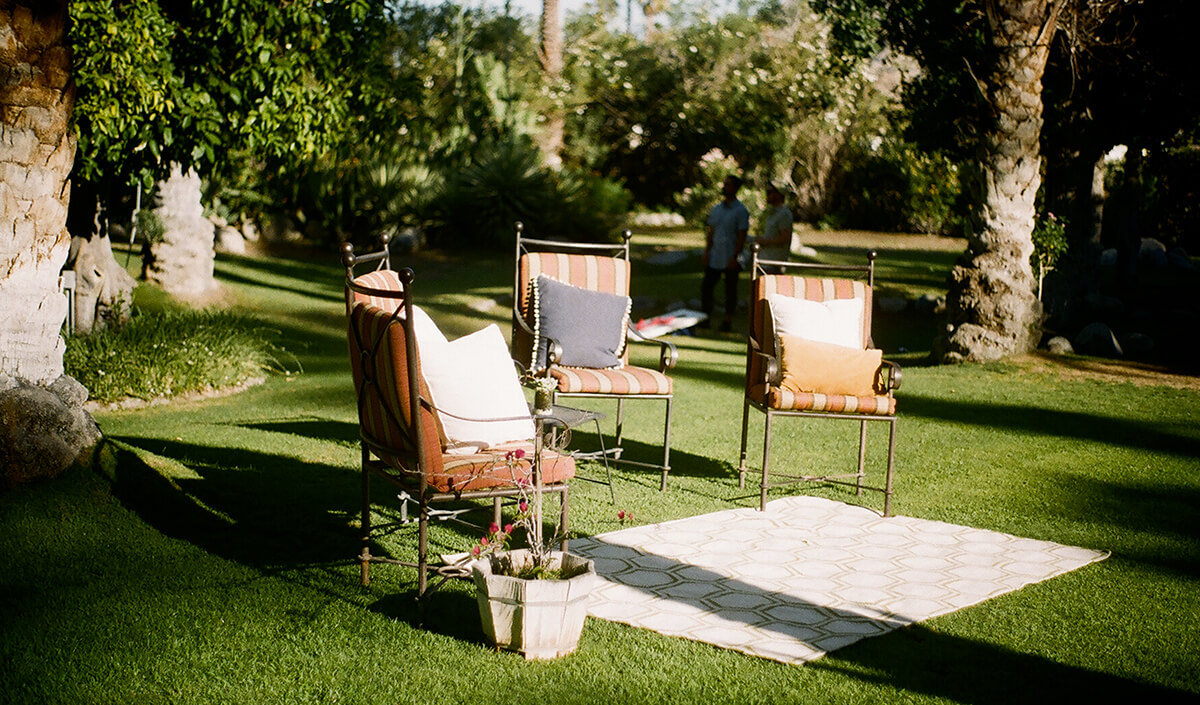 mobilier extérieur en fer forgé : décoration romantique