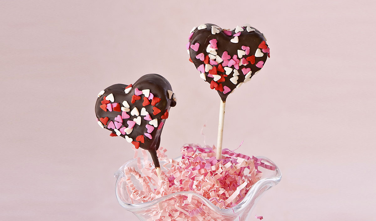 Sucettes au chocolat en forme de coeur pour une belle déco de table de la Saint-Valentin