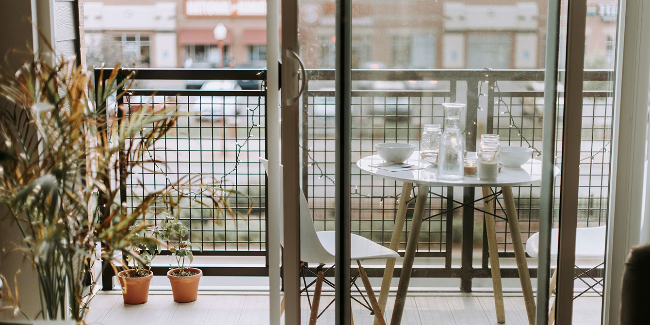 La mini table pliante parfaite pour les petits balcons