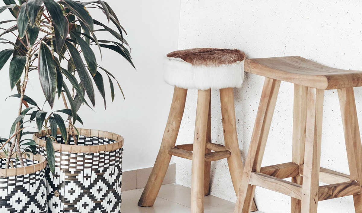 Tabourets en bois avec pots géométriques pour balcon