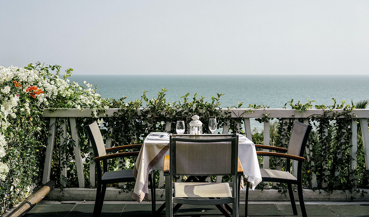 balcon fleuri avec salon de jardin