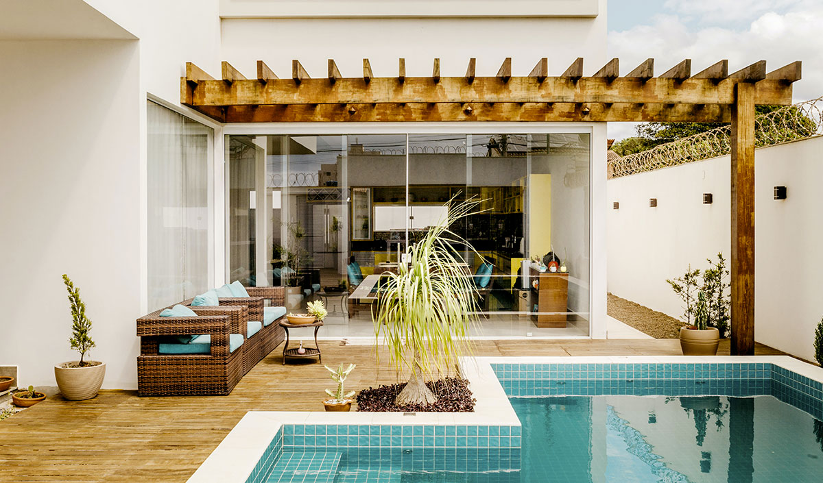Jardin moderne en bois avec piscine