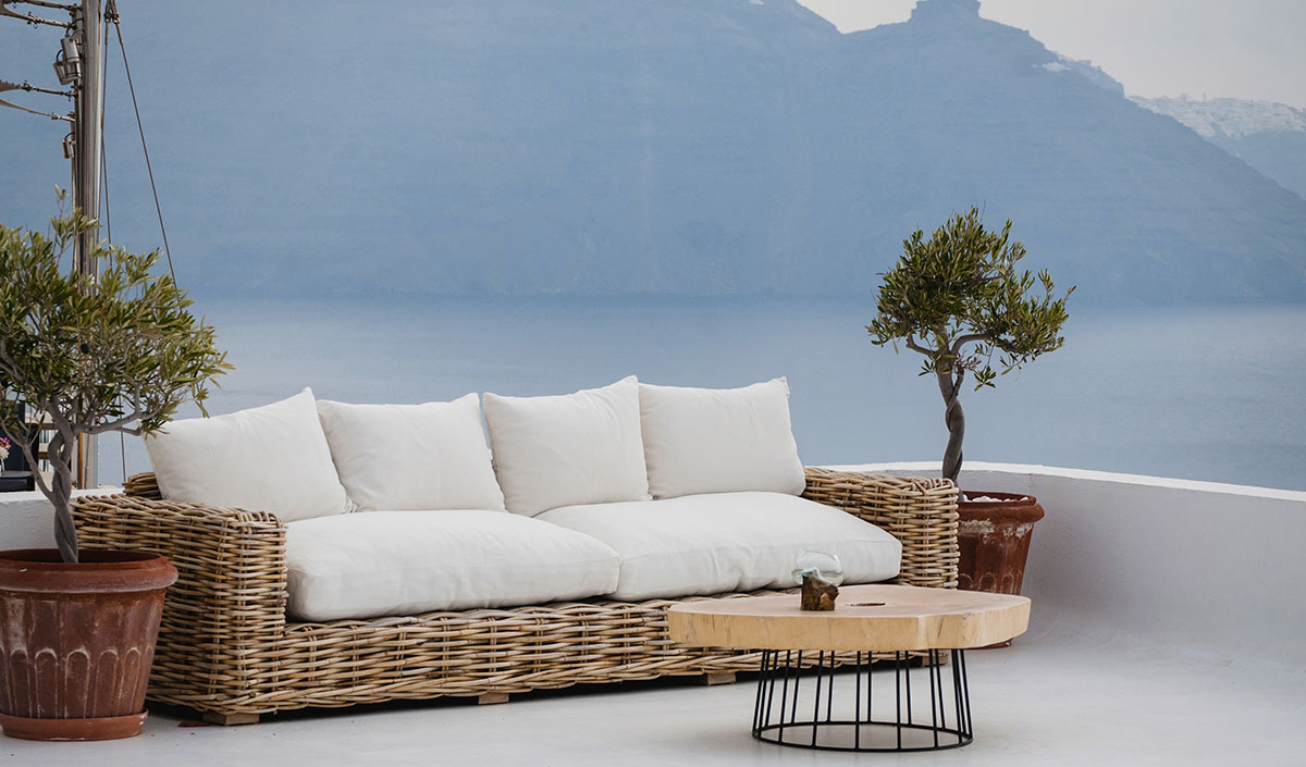Décoration de balcon minimaliste avec meubles naturels