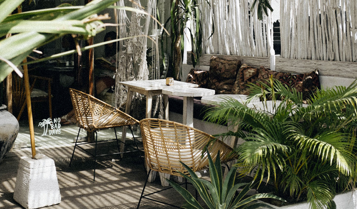 Balcon tendance avec chaises en bois