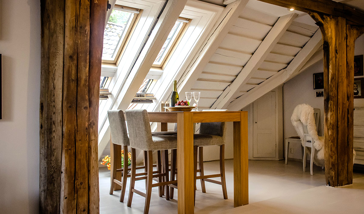 Table en bois massif : indispensable de le déco style chalet