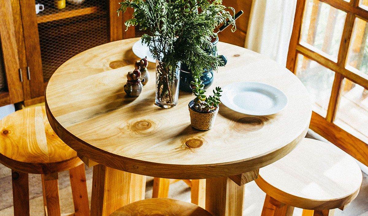 Table et tabourets en bois massif style chalet