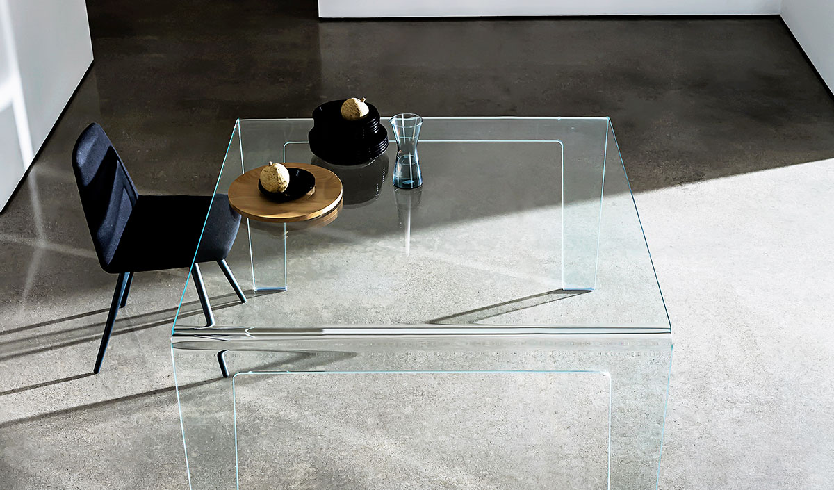 Table en verre transparent design pour petit espace