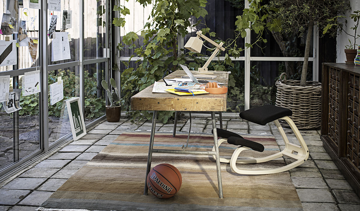 Tabouret ergonomique à bascule blanc et noir