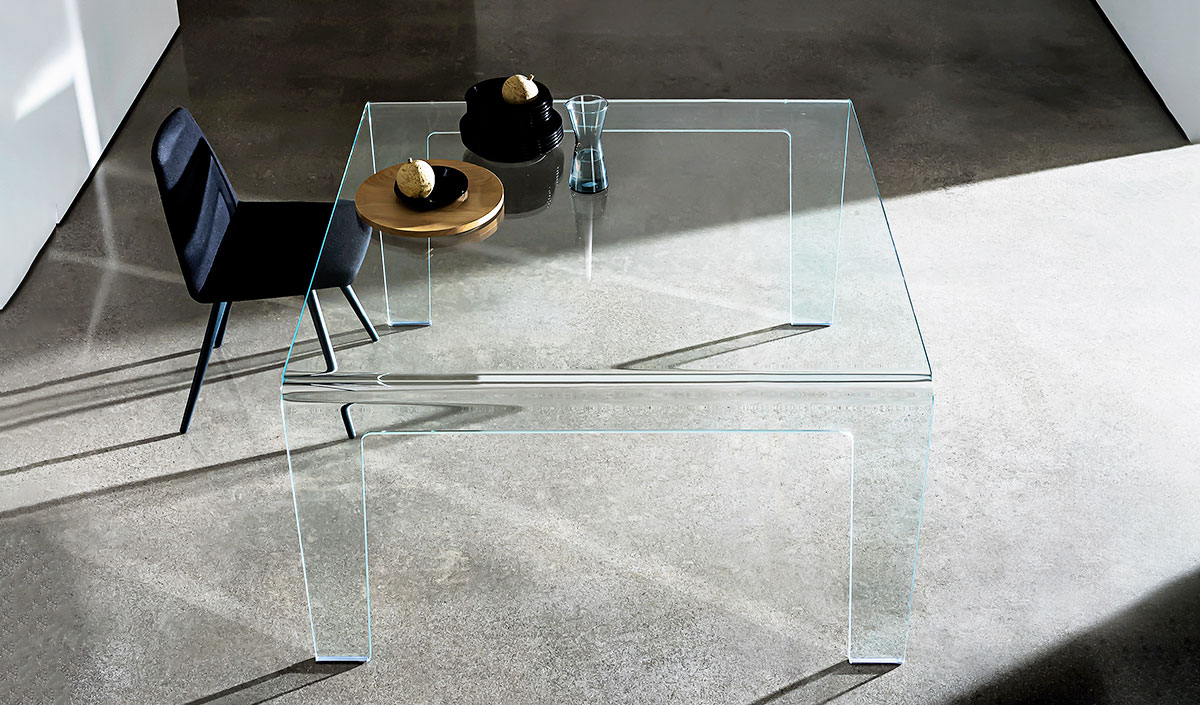 Table en verre transparent : du mobilier design et pratique !