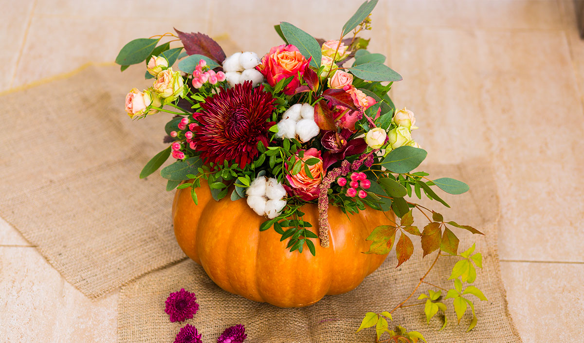 DIY original pour l'automne : le pot de fleurs avec une citrouille