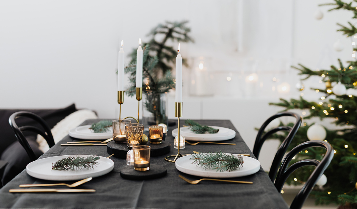 Idée déco table du Nouvel An noir et or très festive