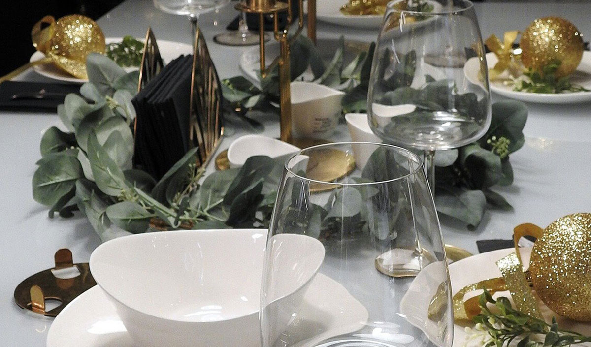 Accessoire déco de noël : boules de Noël sur la table