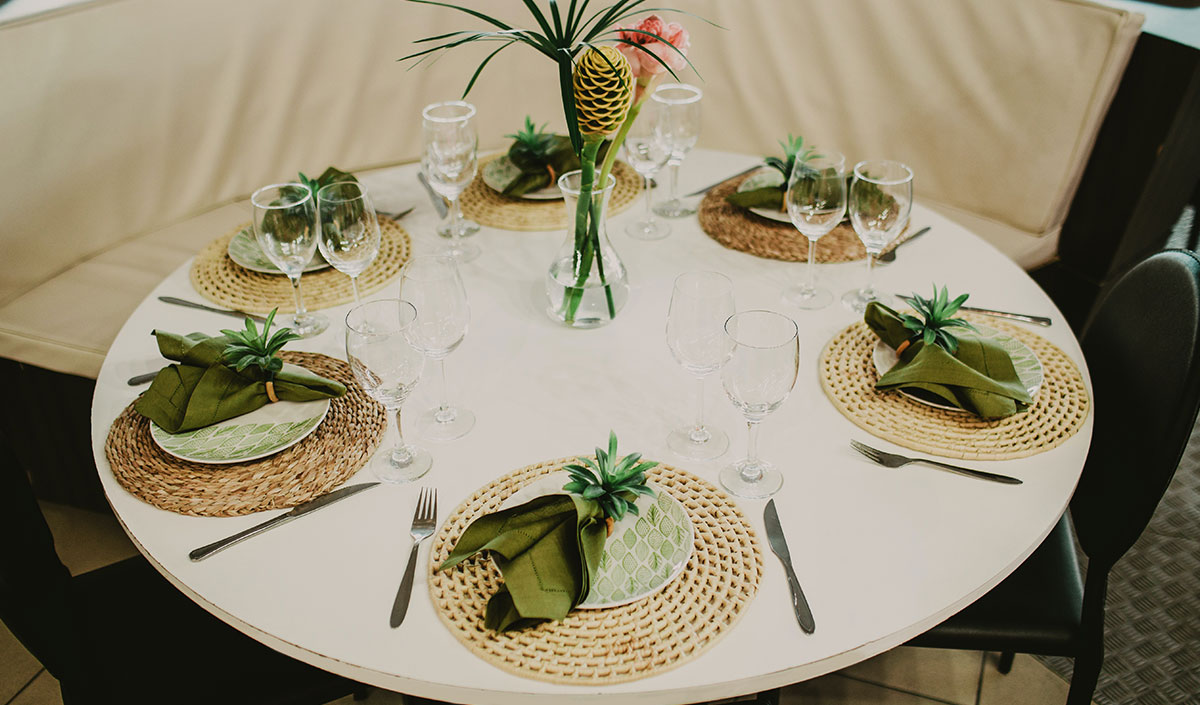 Table du nouvel an tropicale et exotique 