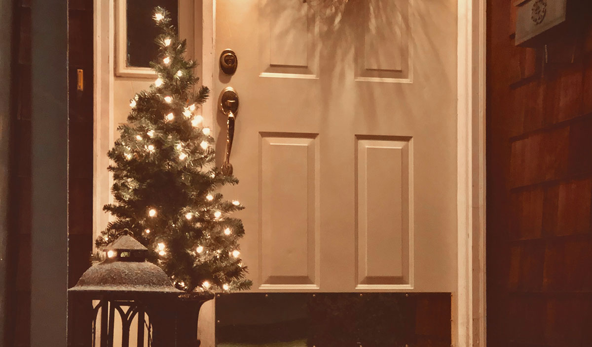 Déco de noël petits espaces : sapin devant la porte d'entrée 