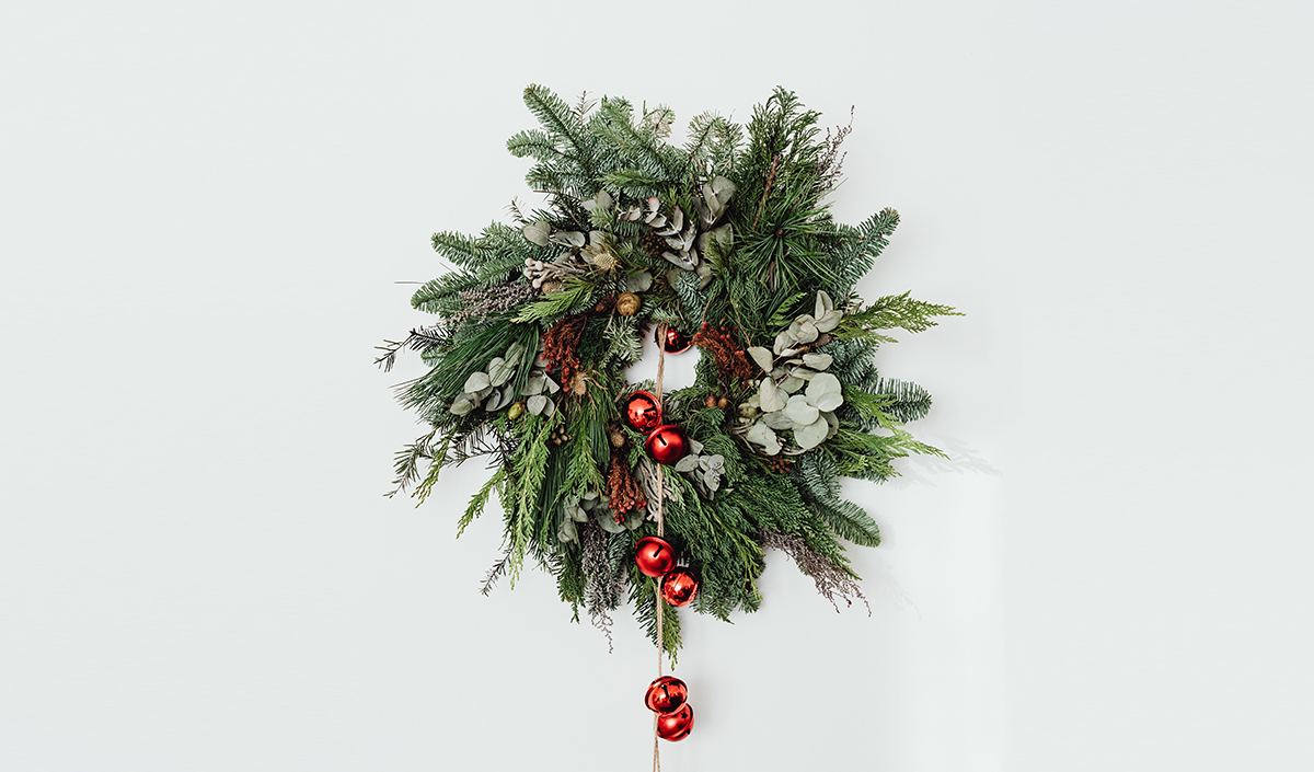 Décoration de porte avec grelots et couronne de Noël 