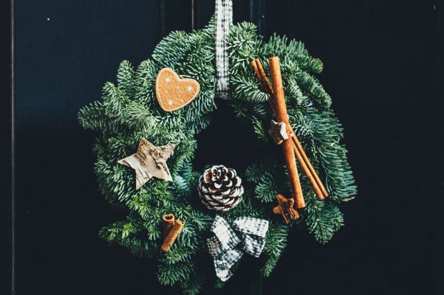 8 façons de décorer sa porte d’entrée pour Noël