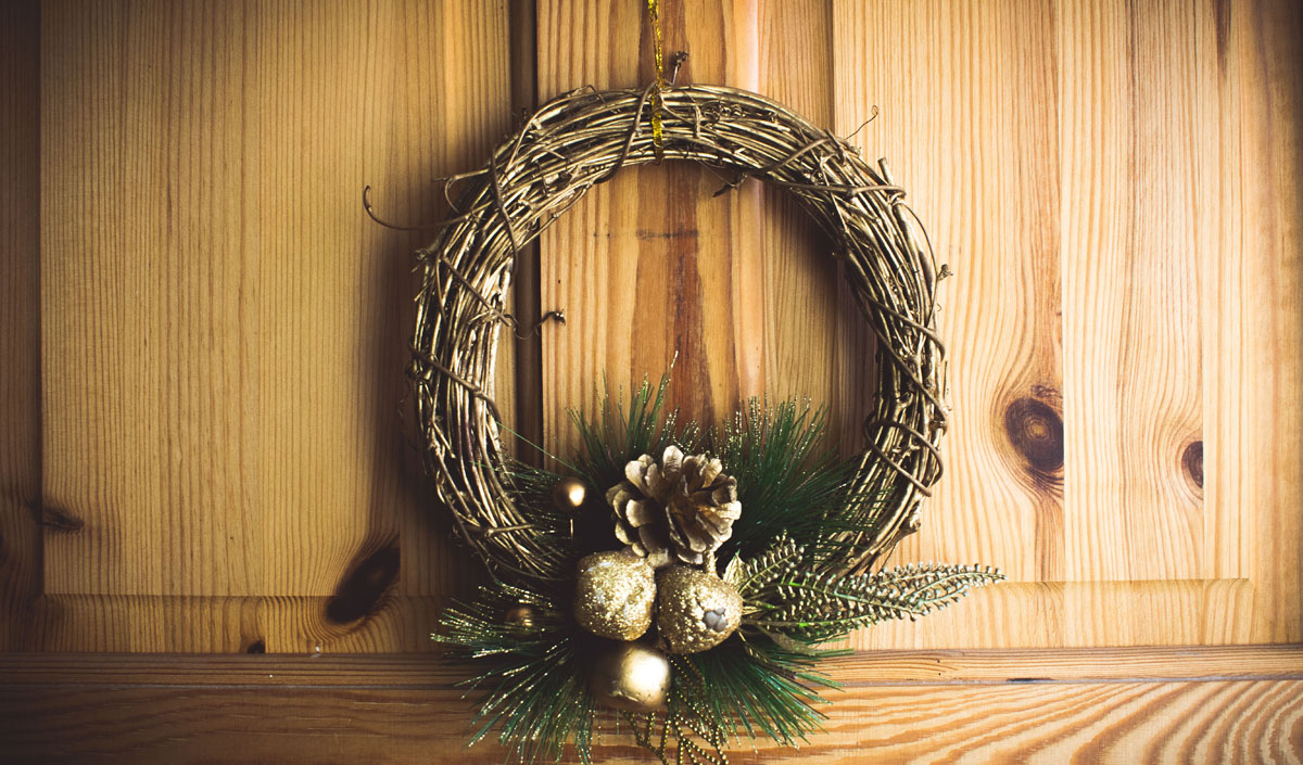 Couronne de Noel sur la porte d'entrée