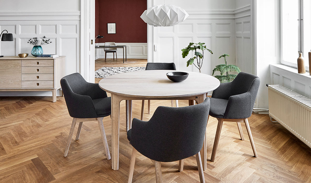 Fauteuil en bois avec table ronde dans une décoration scandinave