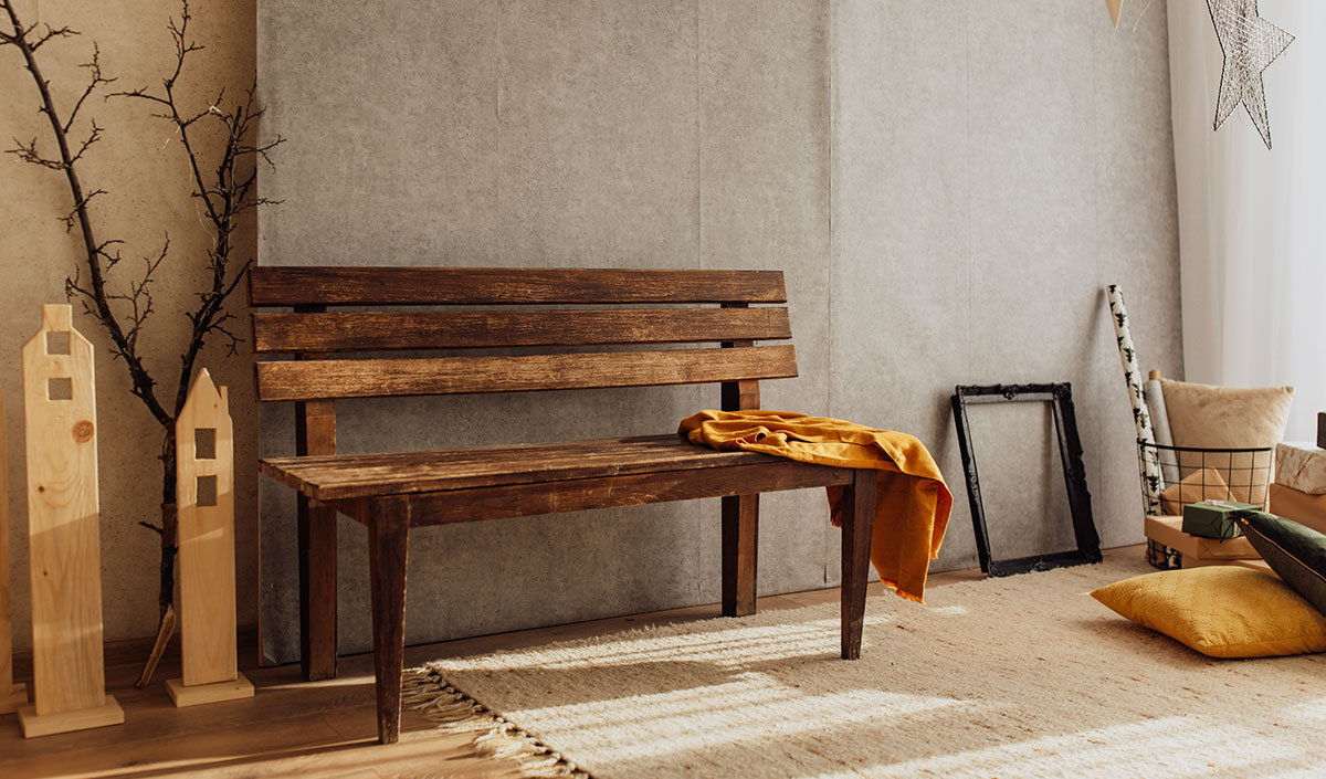 Le banc en bois brut pour un intérieur qui mise sur le naturel