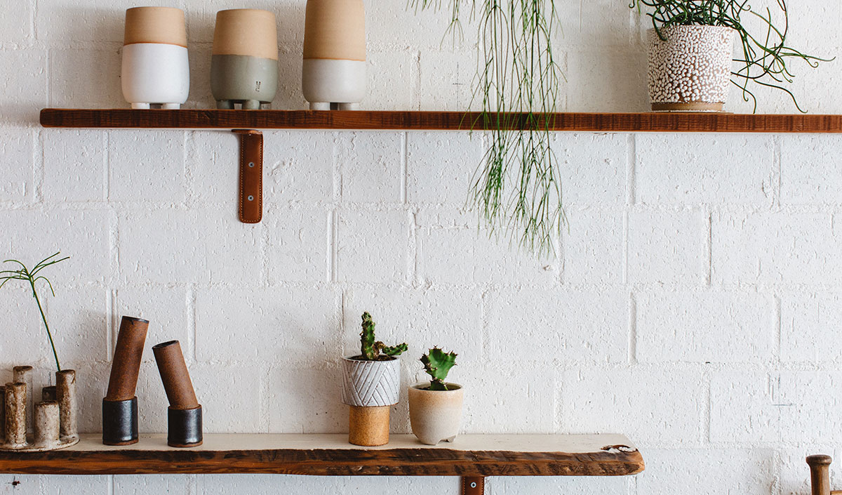 Déco champêtre : étagère en planche de bois 