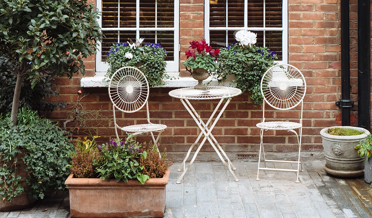Décoration de jardin champêtre : table et chaises en fer forgé de style provençal