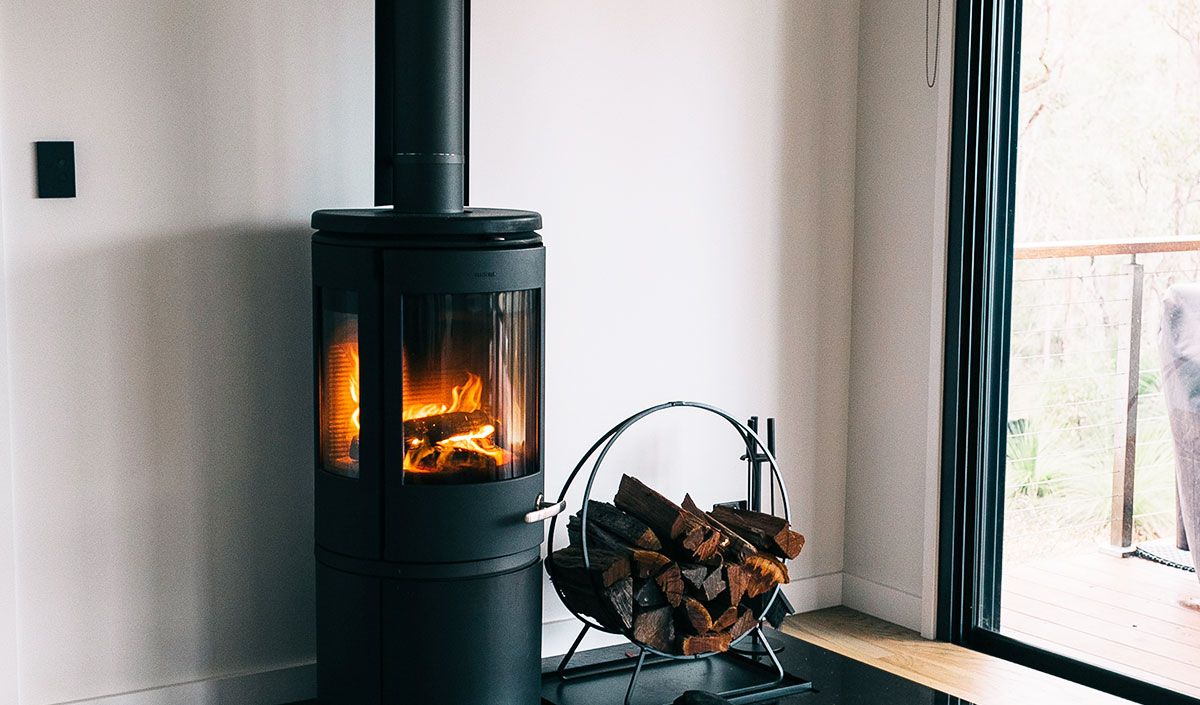 Poêle en bois noir pour une décoration champêtre