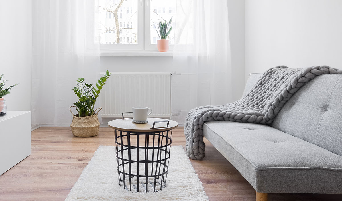 Canapé en tissu dans une déco de salon nature